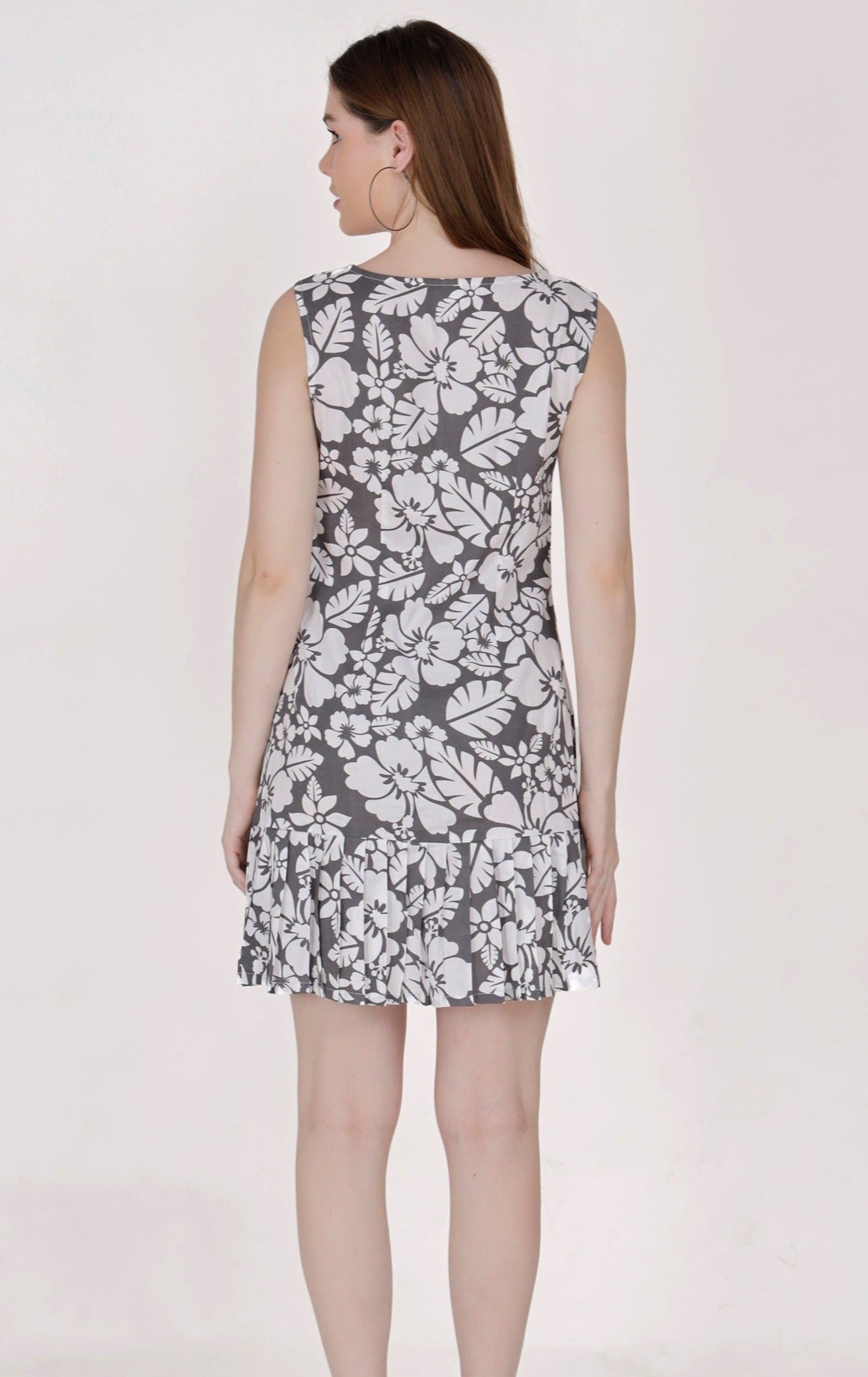 Round-Neck Floral Print Sleeveless Dress with Pleated Hem